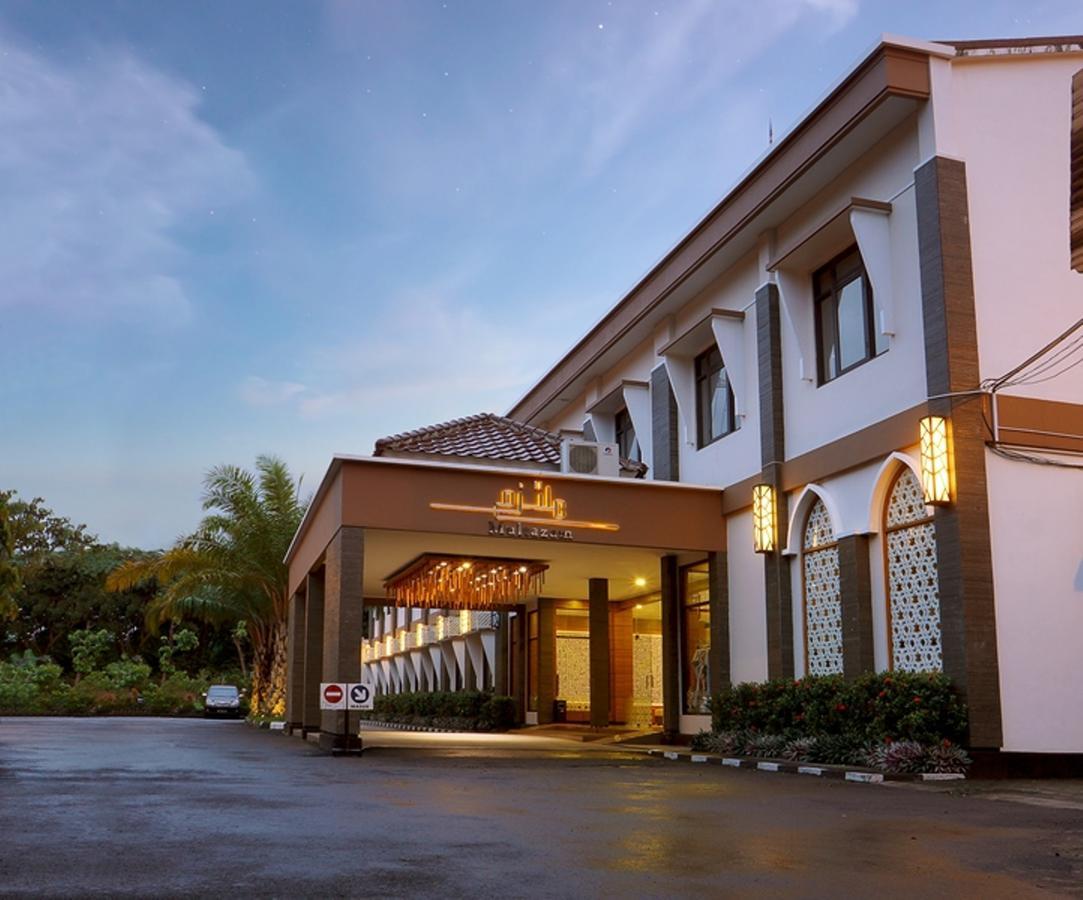 Multazam Hotel Solo Exterior photo